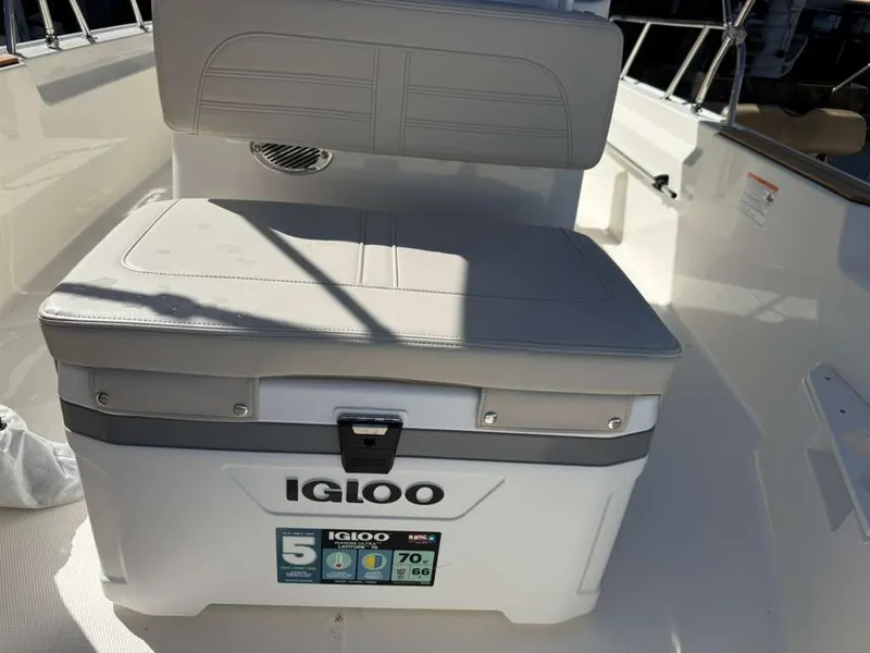 Slide: The Image of Boston Whaler 170 Montauk 2026 - 10