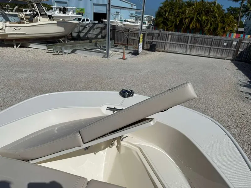 Slide: The Image of Boston Whaler 170 Montauk 2026 - 14