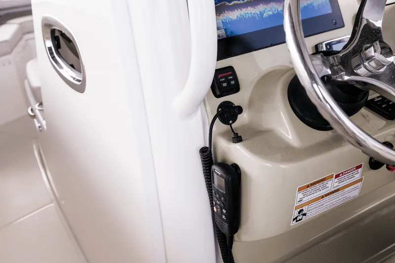 Slide: The Image of Boston Whaler 250 Outrage 2026 - 98