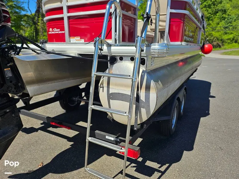 Slide: The Image of Sun Tracker Party Barge 20 DLX 2024 - 16424296