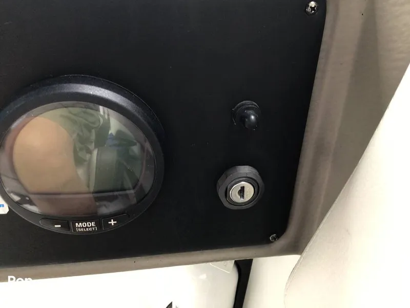 Slide: The Image of Crownline Boats E230 XS 2024 - 16757034