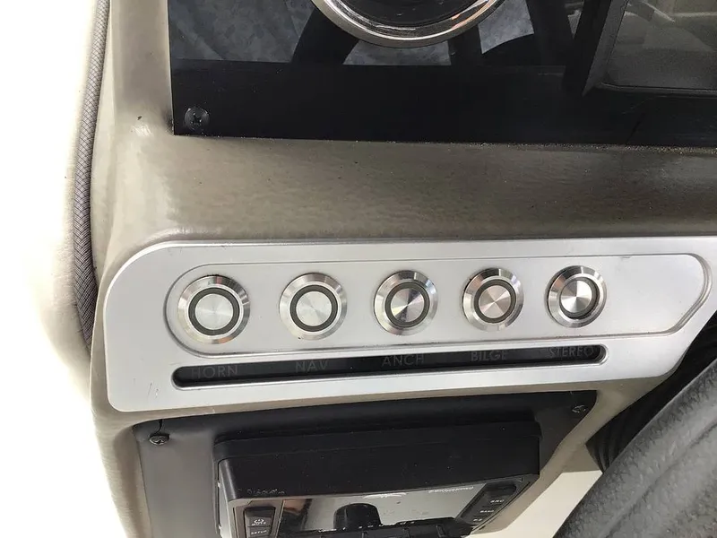 Slide: The Image of Crownline Boats E230 XS 2024 - 16757081