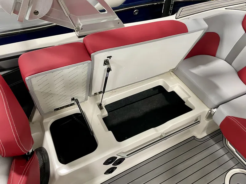 Slide: The Image of Mastercraft XT23 2023 - 10