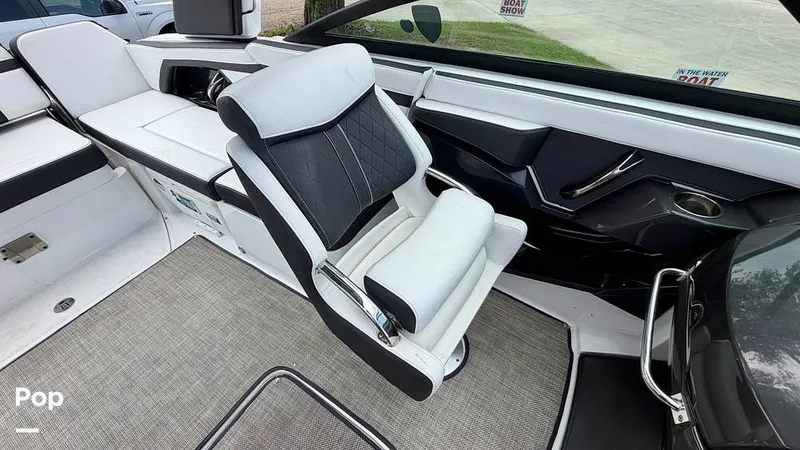 Slide: The Image of Monterey Elite Series 258 SS 2022 - 16374046