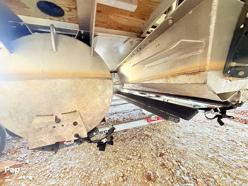 Slide: The Image of Bentley Pontoons 223 Swingback 2021 - 16477850