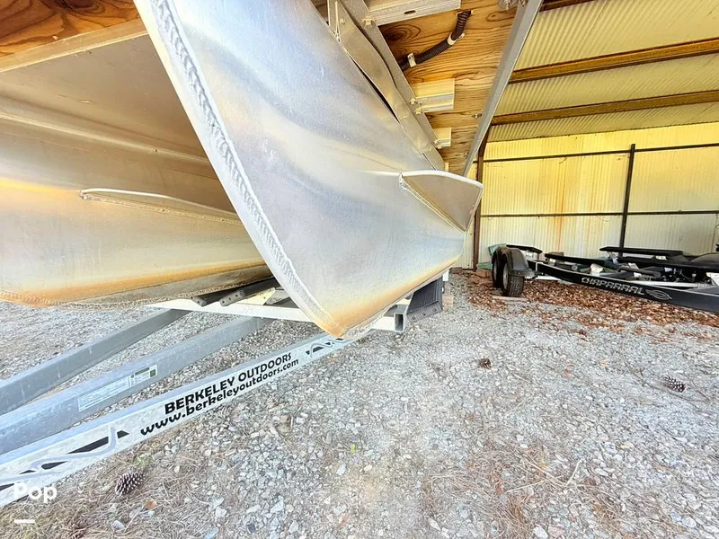 Slide: The Image of Bentley Pontoons 223 Swingback 2021 - 16477852