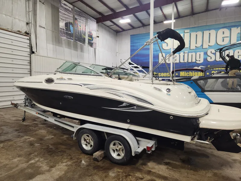 Slide: The Image of Sea Ray 240 SUNDECK 2005 - 2