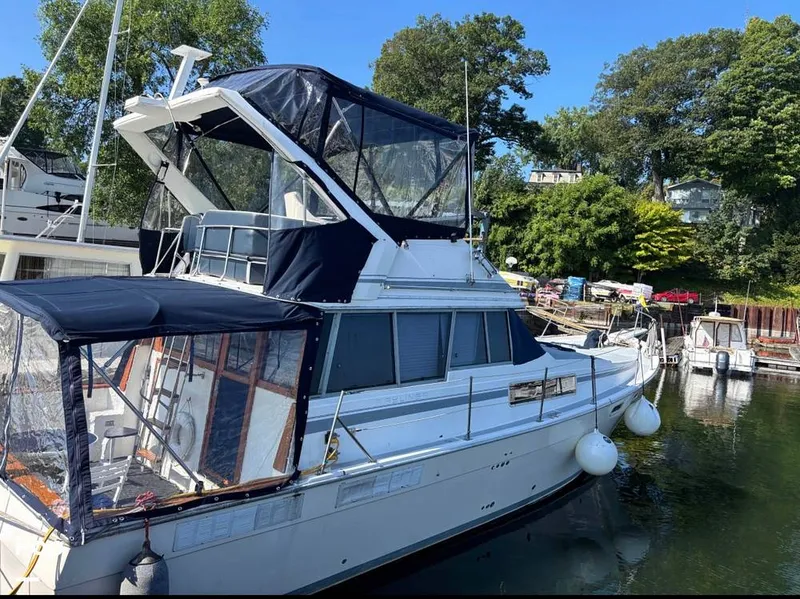 Slide: The Image of Bayliner 3888 FlyBridge DoubleCabin TwinDiesel Motor Yacht 1989 - 16382525