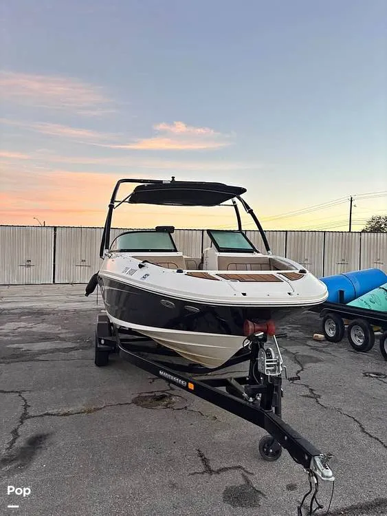Slide: The Image of Sea Ray 220 sundeck 2016 - 16445148