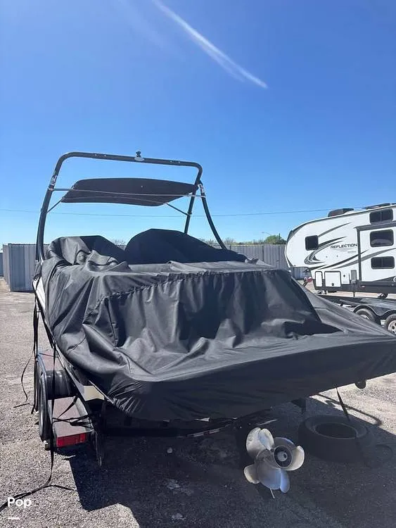 Slide: The Image of Sea Ray 220 sundeck 2016 - 16445134