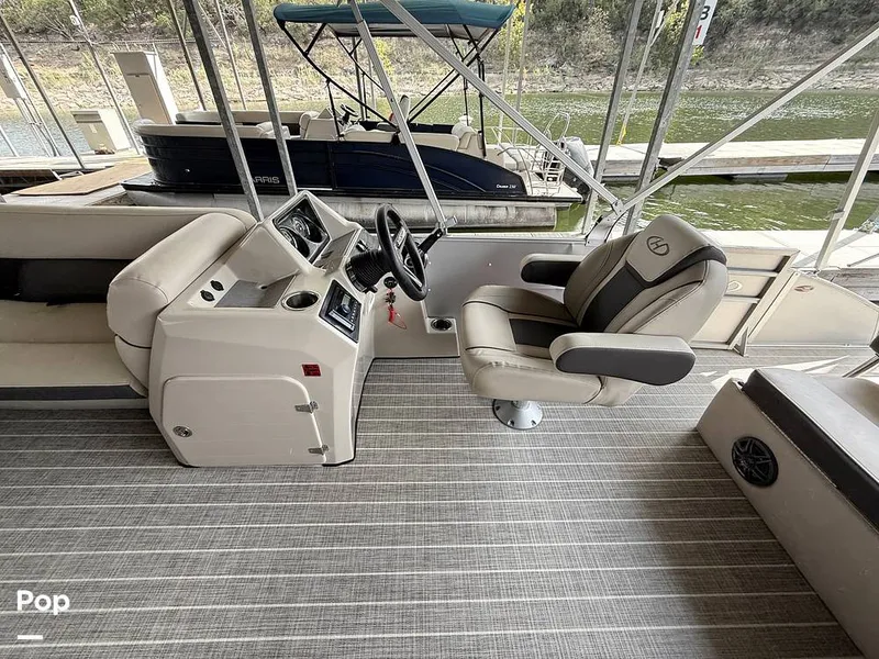 Slide: The Image of Captain's Chair - 16814647