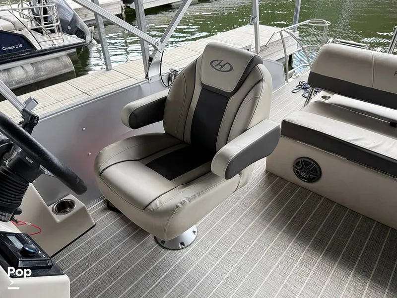 Slide: The Image of Captain's Chair - 16814701