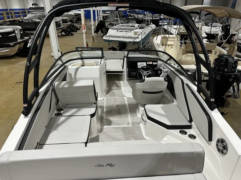 Slide: The Image of Sea Ray SPX 210 2024 - 10