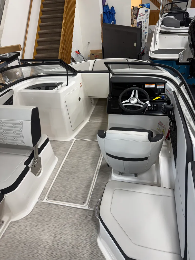 Slide: The Image of Sea Ray SPX 210 2024 - 13