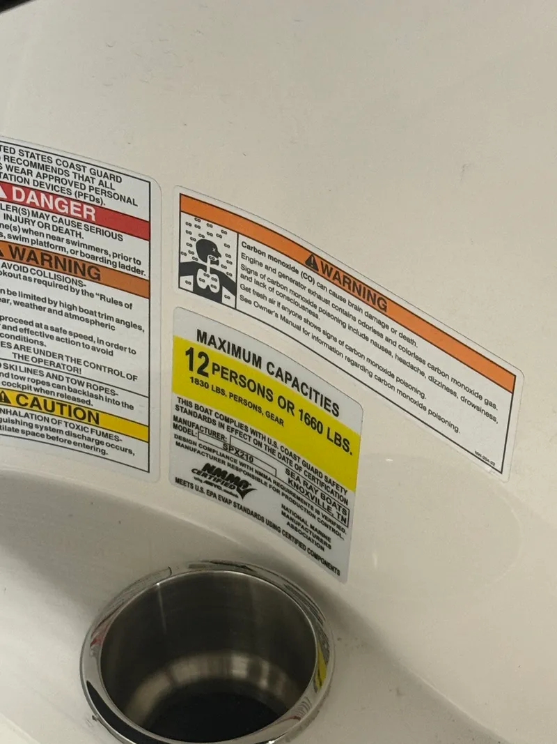 Slide: The Image of Sea Ray SPX 210 2024 - 14