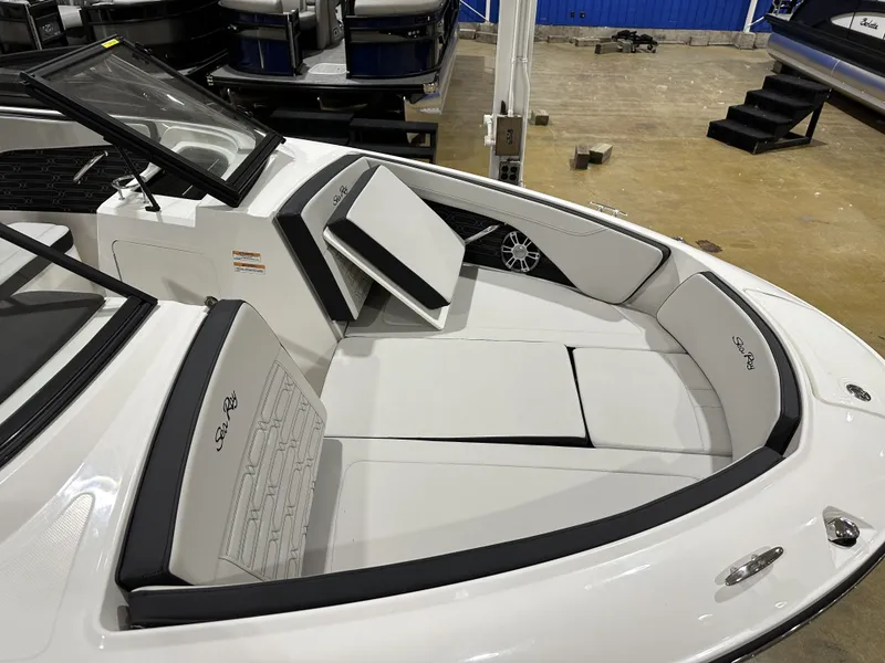 Slide: The Image of Sea Ray SPX 210 2024 - 3