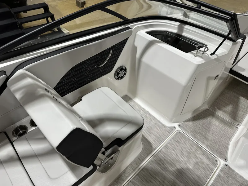 Slide: The Image of Sea Ray SPX 210 2024 - 8