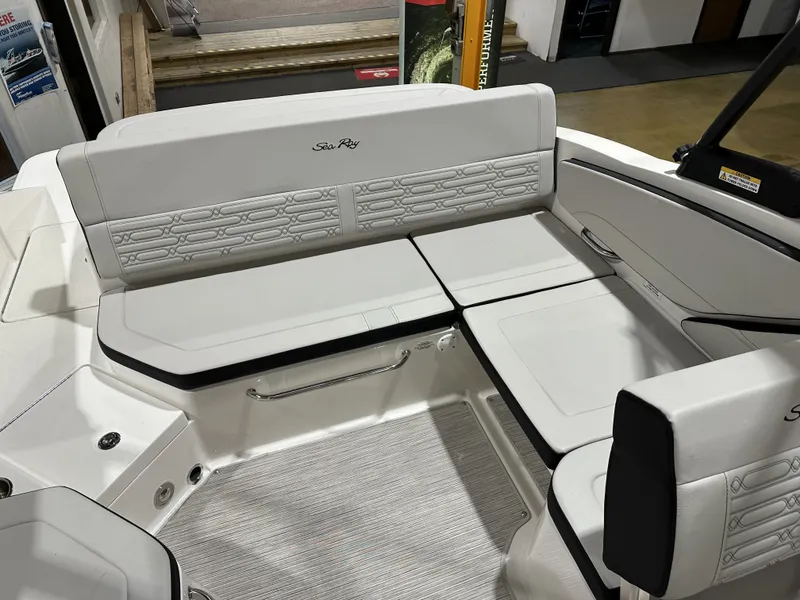 Slide: The Image of Sea Ray SPX 210 2024 - 9