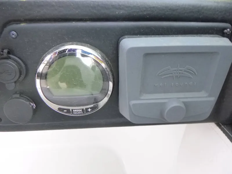 Slide: The Image of Crownline Boats 250 XSS 2023 - 16432020