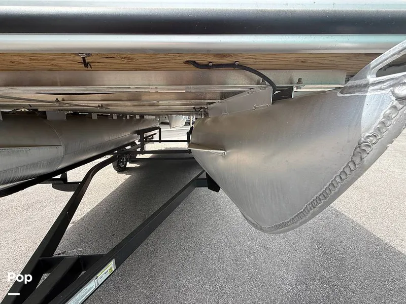 Slide: The Image of Bentley Pontoons Legacy Series 200 2024 - 16427911