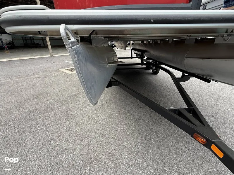 Slide: The Image of Bentley Pontoons Legacy Series 200 2024 - 16427938