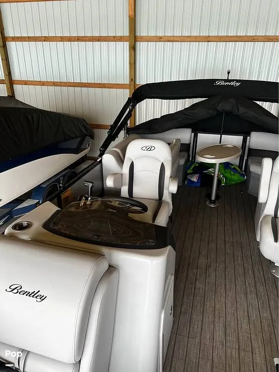 Slide: The Image of Bentley Pontoons Legacy Series 200 2024 - 16404124