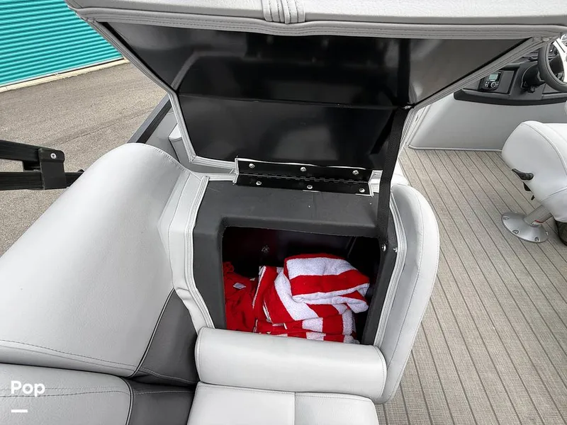 Slide: The Image of Bentley Pontoons Legacy Series 200 2024 - 16427982