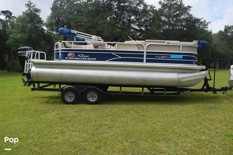 The Image of Sun Tracker Party Barge 20 DLX 2018 - 16439855