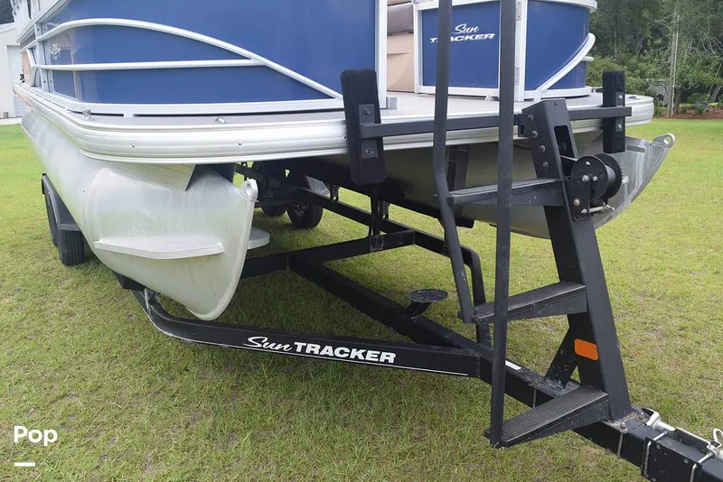 Slide: The Image of Sun Tracker Party Barge 20 DLX 2018 - 16437980