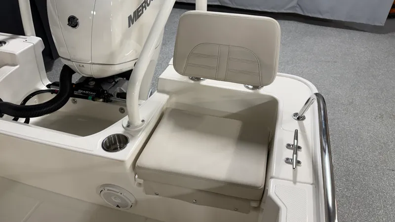 Slide: The Image of Boston Whaler 190 Montauk 2026 - 15
