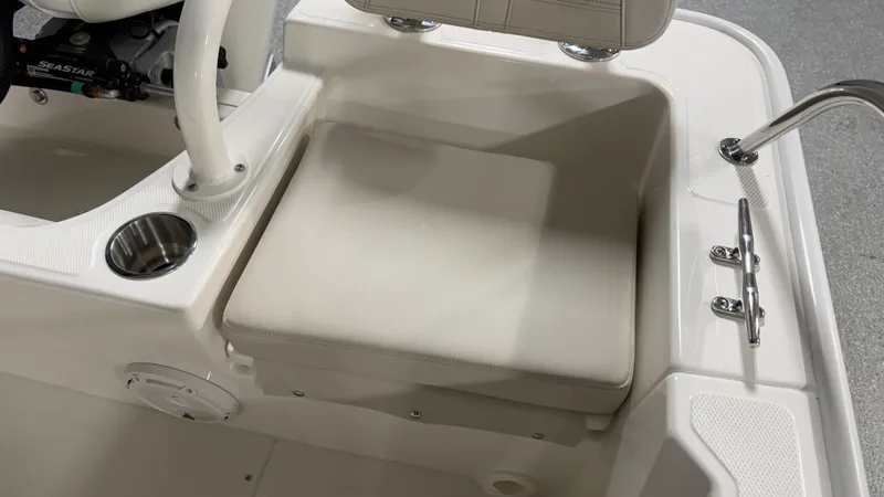 Slide: The Image of Boston Whaler 190 Montauk 2026 - 16