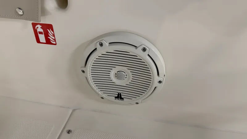 Slide: The Image of Boston Whaler 190 Montauk 2026 - 25