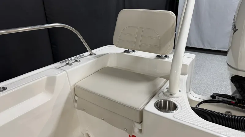 Slide: The Image of Boston Whaler 190 Montauk 2026 - 28