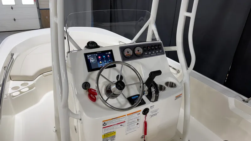 Slide: The Image of Boston Whaler 190 Montauk 2026 - 40