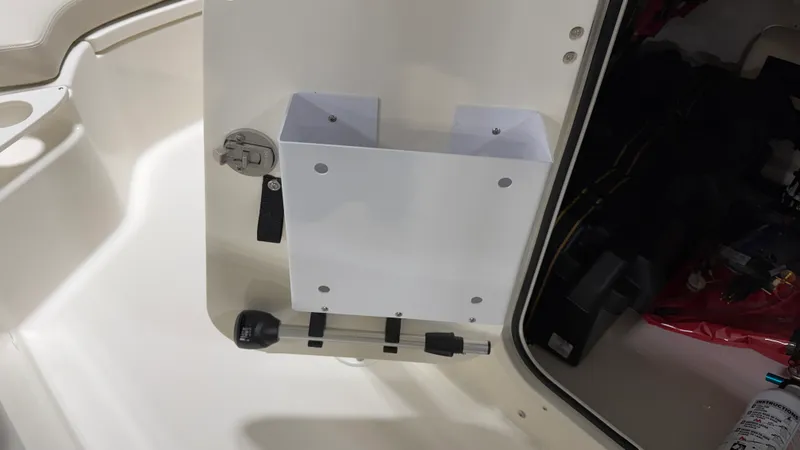 Slide: The Image of Boston Whaler 190 Montauk 2026 - 58