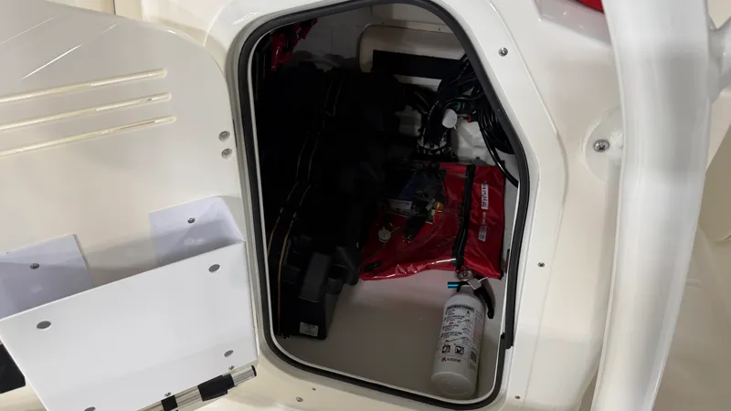 Slide: The Image of Boston Whaler 190 Montauk 2026 - 60