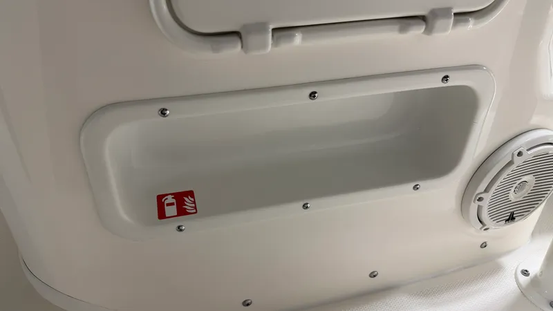 Slide: The Image of Boston Whaler 190 Montauk 2026 - 66