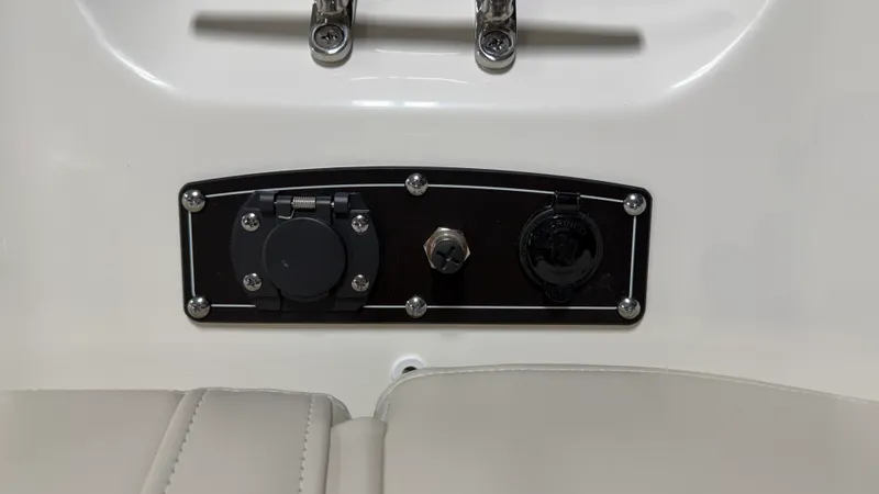 Slide: The Image of Boston Whaler 190 Montauk 2026 - 81