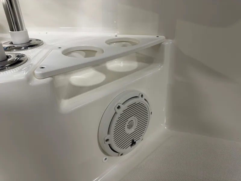 Slide: The Image of Boston Whaler 210 Montauk 2026 - 49