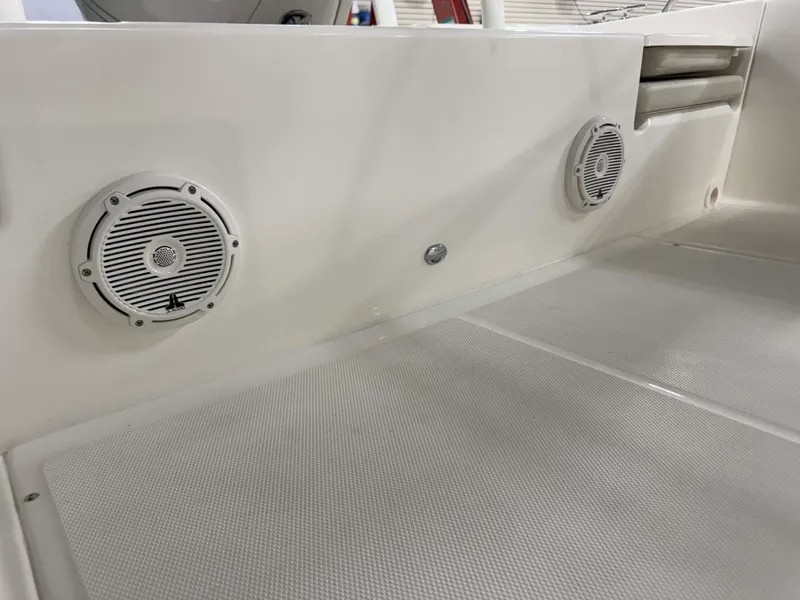 Slide: The Image of Boston Whaler 210 Montauk 2026 - 53