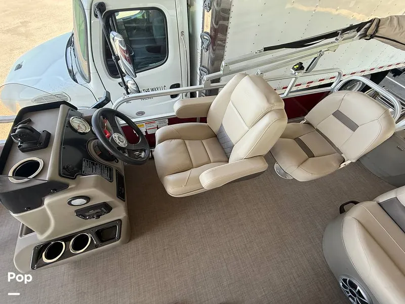 Slide: The Image of Captain's Chair - 16445842