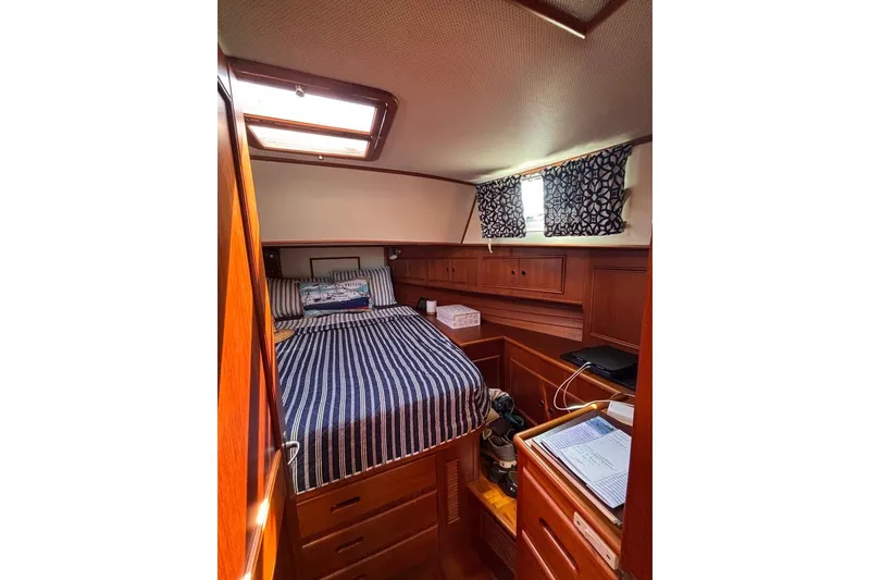 Slide: The Image of Grand Banks 38 Eastbay EX 1998 - 81