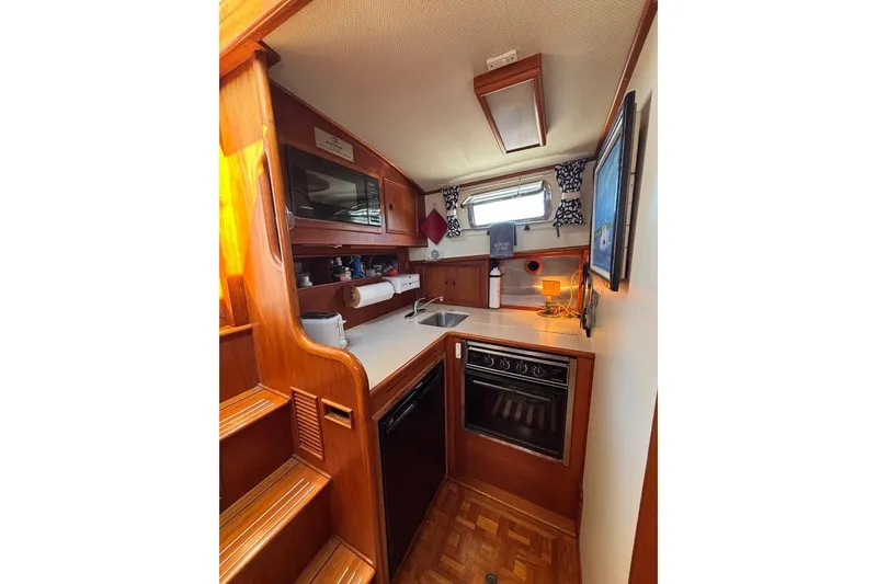 Slide: The Image of Grand Banks 38 Eastbay EX 1998 - 72