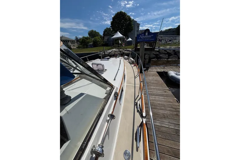 Slide: The Image of Grand Banks 38 Eastbay EX 1998 - 106