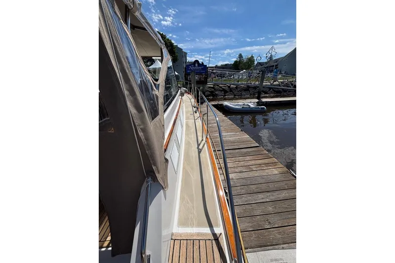 Slide: The Image of Grand Banks 38 Eastbay EX 1998 - 104