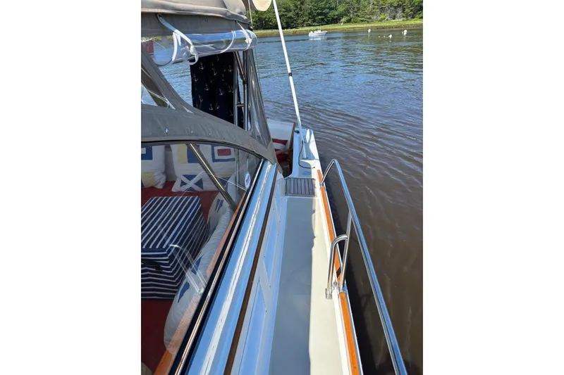 Slide: The Image of Grand Banks 38 Eastbay EX 1998 - 116