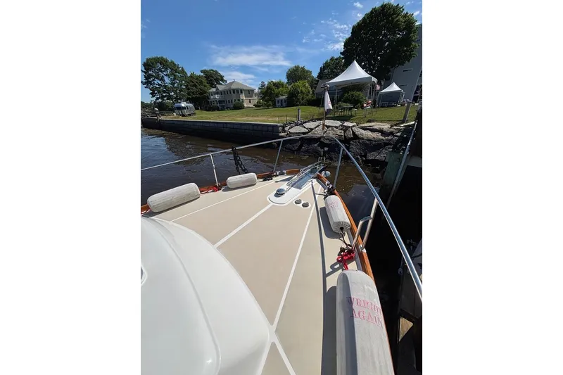 Slide: The Image of Grand Banks 38 Eastbay EX 1998 - 108