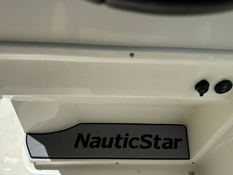 Slide: The Image of NauticStar 223 DC Sport Deck 2016 - 16456161