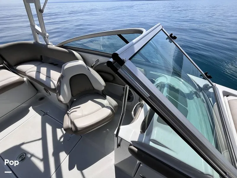 Slide: The Image of Crownline Boats E215XS 2022 - 16452938