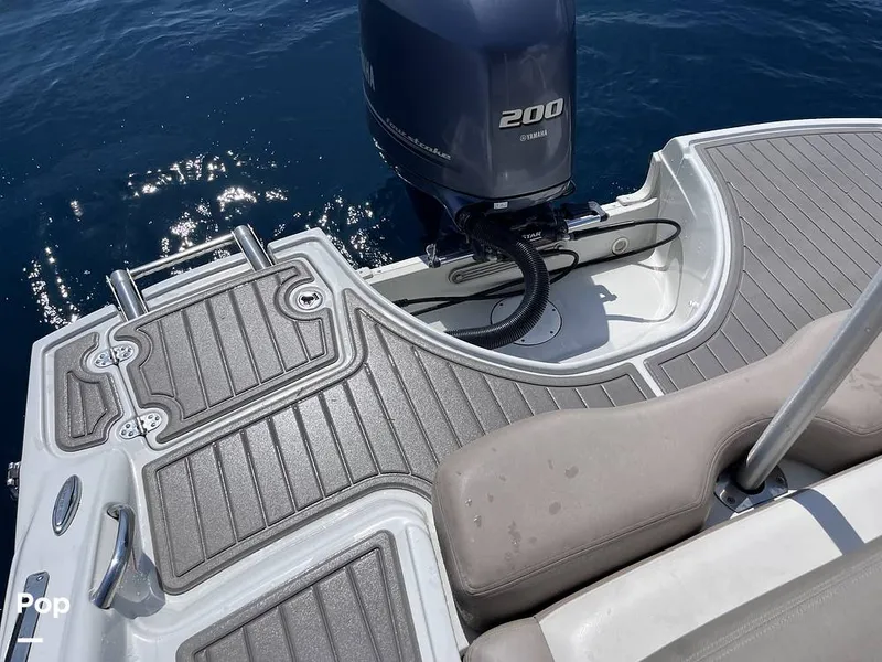 Slide: The Image of Crownline Boats E215XS 2022 - 16452940